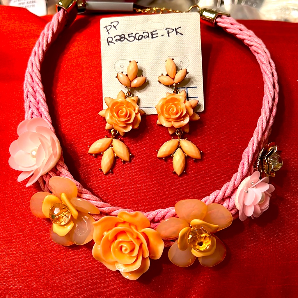 New Lux Necklace And Combination Earrings 10$